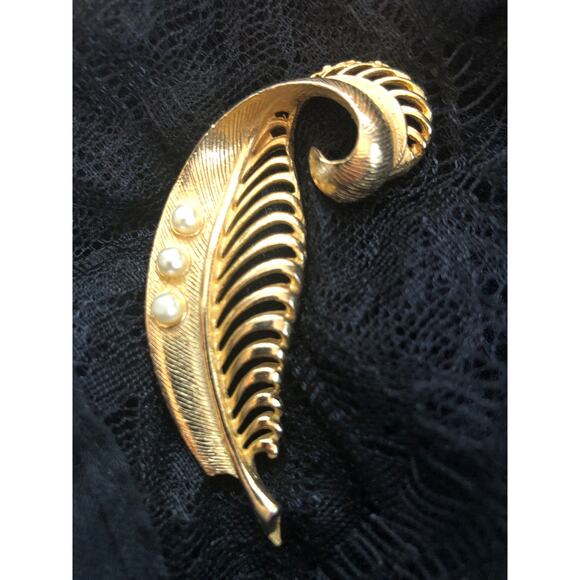 Vintage Gold tone Feather Brooch/Pin with Faux Pearls MCM 1960 - Picture 1 of 5
